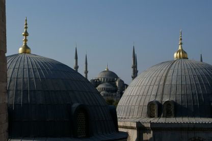 Blick über die Dächer der Hagia Sophia zur Blauen Moschee.