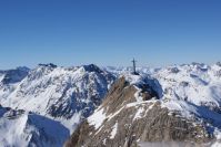 Blick von der Greitspitze Richtung Tirol. Wer genau schaut, erkennt links einige Pisten die vom Palinkopf herunterkommen.