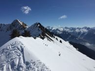 Auch die Löffelspitze (ganz hinten) kann mit Skiern bestiegen werden: hier handelt es sich aber um eine schwierigere, von Spitzkehren geprägte, Tour.