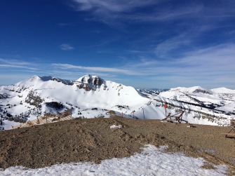 Der Gipfel des Rendezvous Mountains ist ziemlich windig - deshalb ist es hier eher abgeblasen, trotz mehrerer Meter Schneeauflage.
